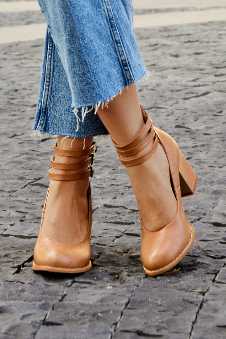 Zapatos de tacón con triple hebilla