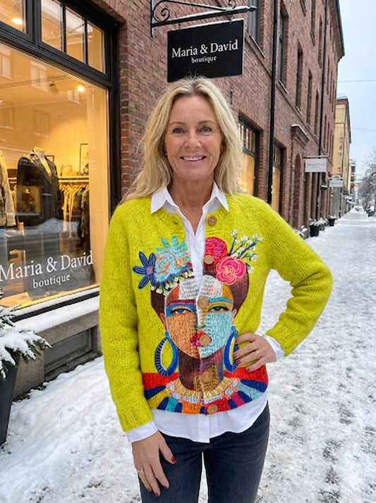 Suéter cárdigan con botones estampado con retrato artístico de Freda pintado al óleo