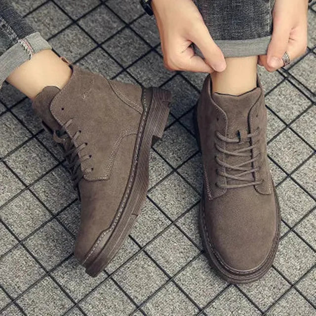 Botas clásicas de ante con cordones para hombre