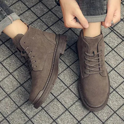 Botas clásicas de ante con cordones para hombre
