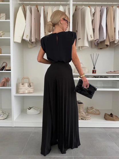 Elegante conjunto de mujer con pantalón plisado y top