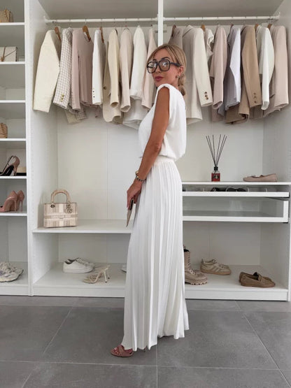 Elegante conjunto de mujer con pantalón plisado y top