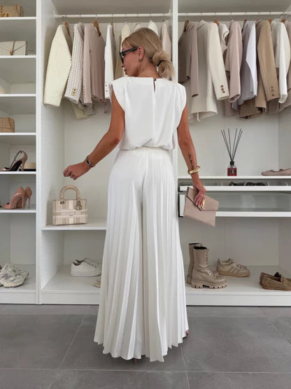 Elegante conjunto de mujer con pantalón plisado y top