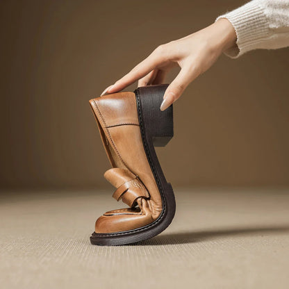 Clásicos zapatos de mujer de cuero con correa en T