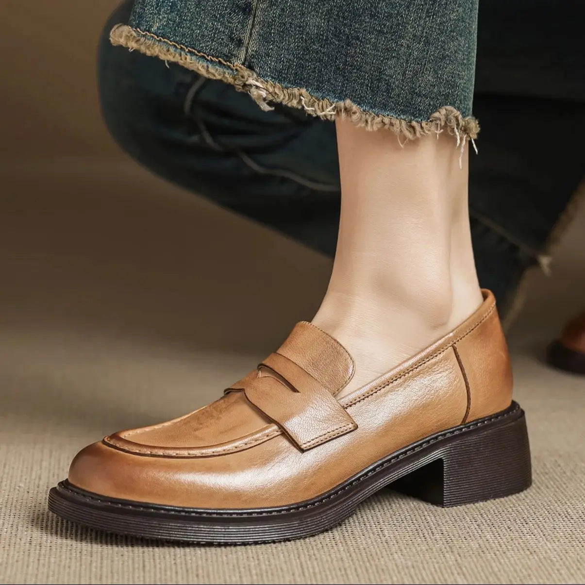 Clásicos zapatos de mujer de cuero con correa en T
