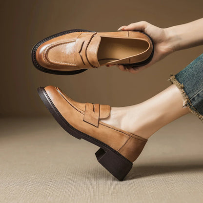 Clásicos zapatos de mujer de cuero con correa en T