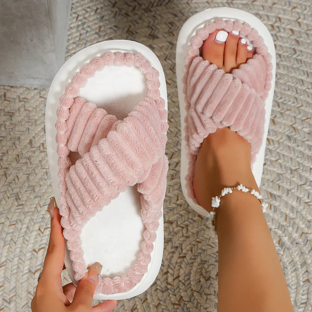 Pantuflas de banda cruzada de felpa para mujer