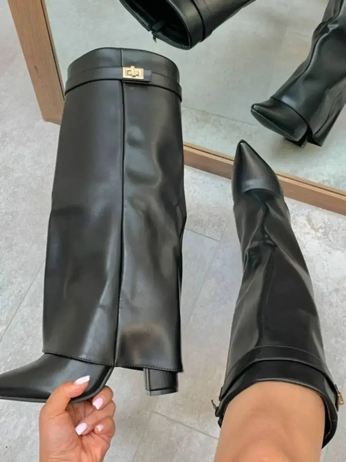 Botas bucaneras de cuero para mujer con hebilla