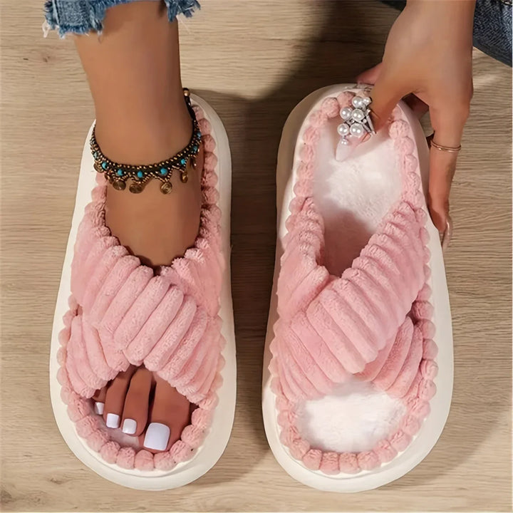 Pantuflas de banda cruzada de felpa para mujer