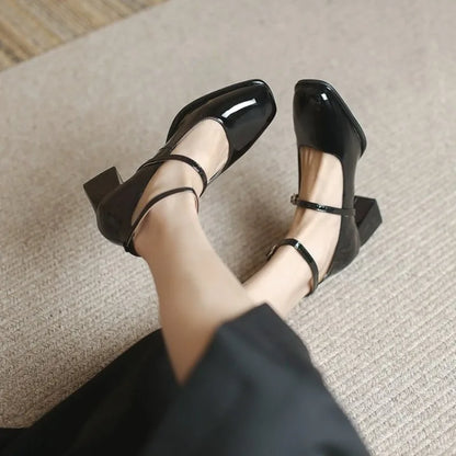 Zapatos de tacón con pulsera al tobillo