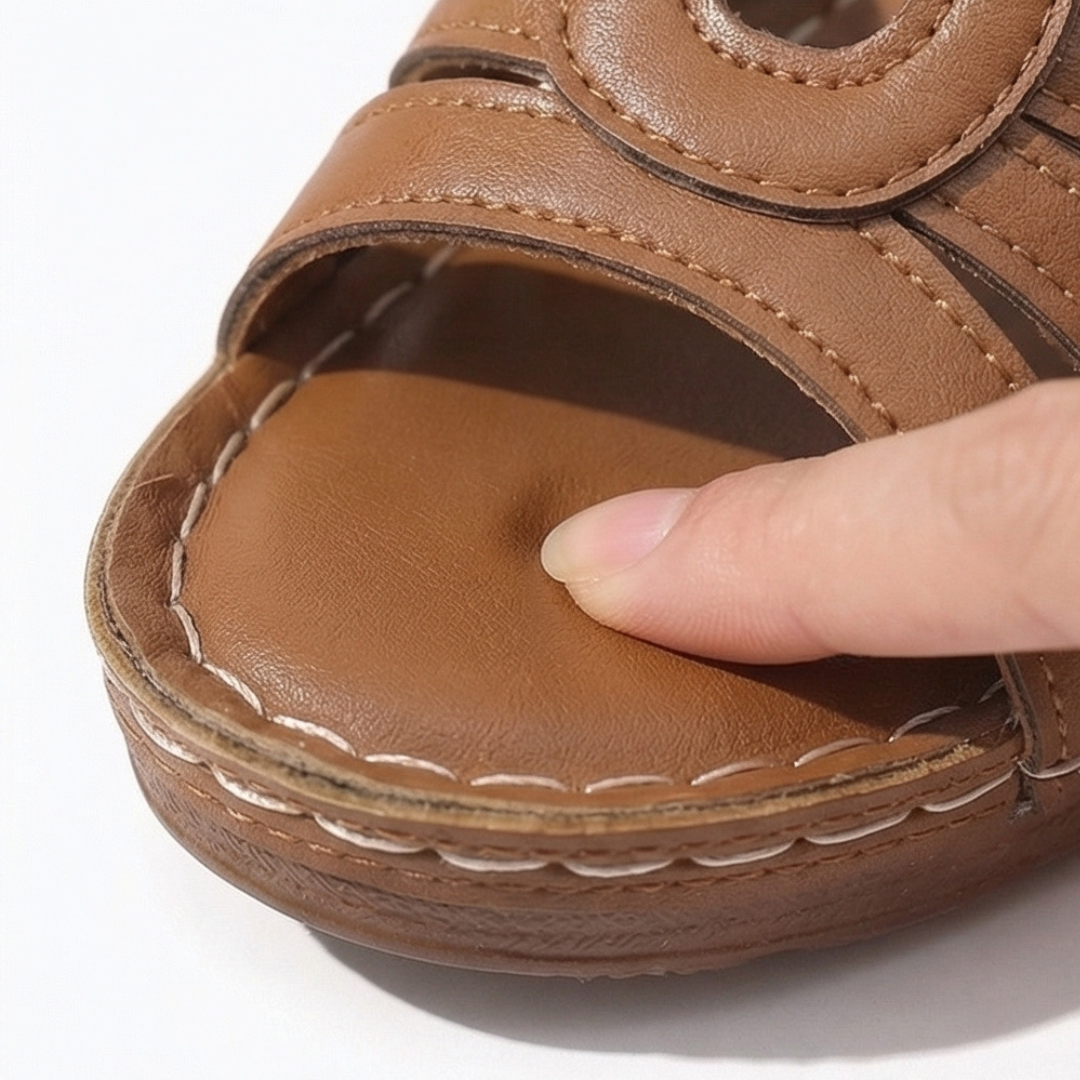 Solara™ – Sandalias Romanas de Tacón Cuadrado con Aberturas