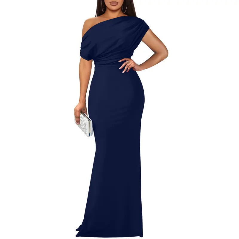 Elegante vestido de noche ajustado con hombros descubiertos