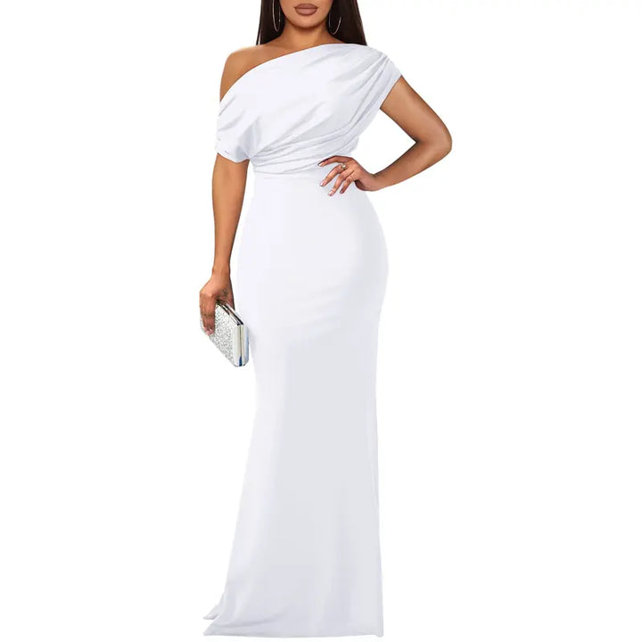 Elegante vestido de noche ajustado con hombros descubiertos
