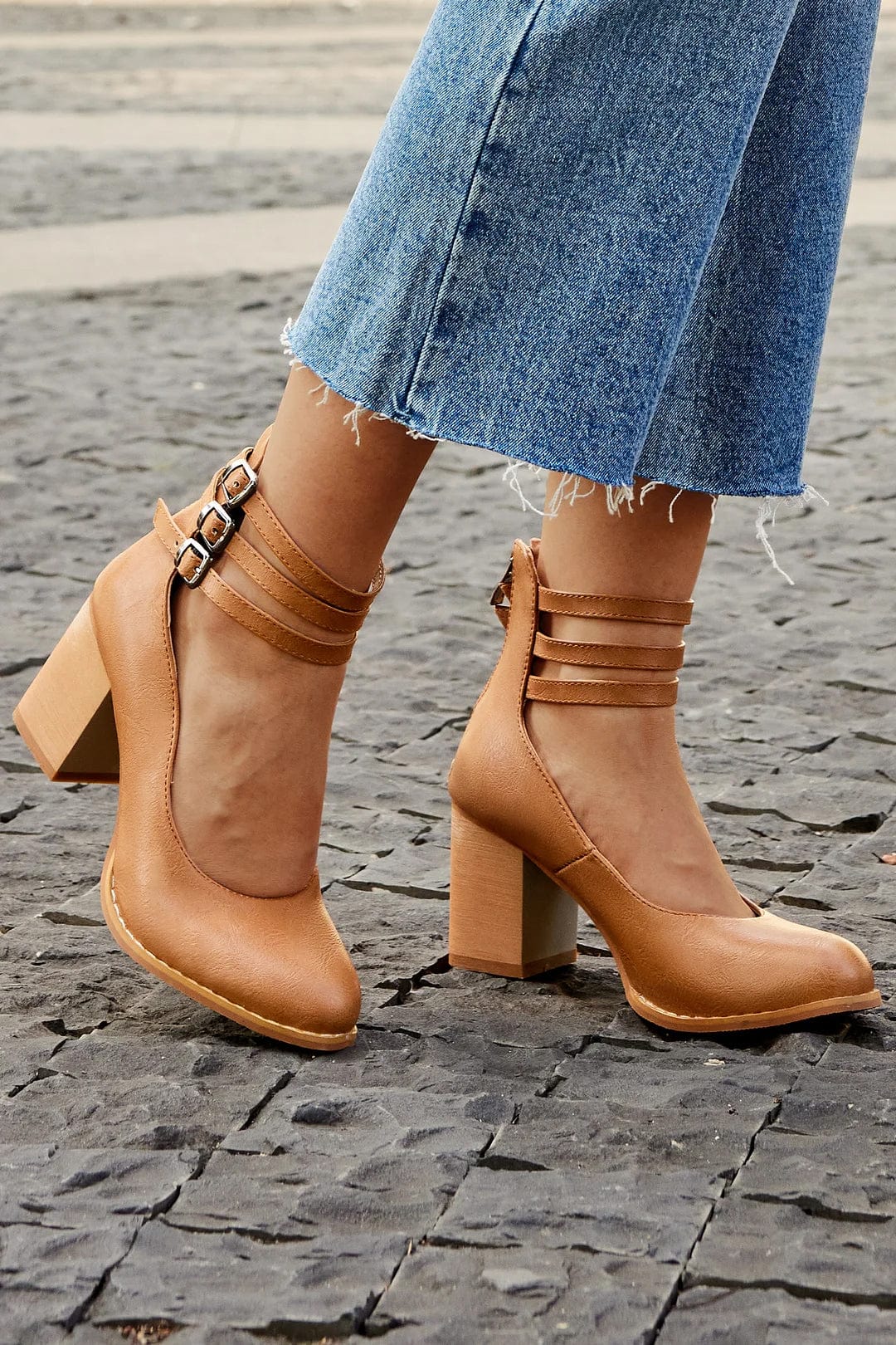 Zapatos de tacón con triple hebilla