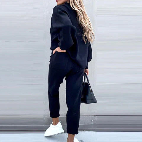 Women’s Cozy Two-Piece Tracksuit Outfit