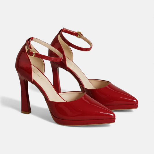 Tacones elegantes pulidos