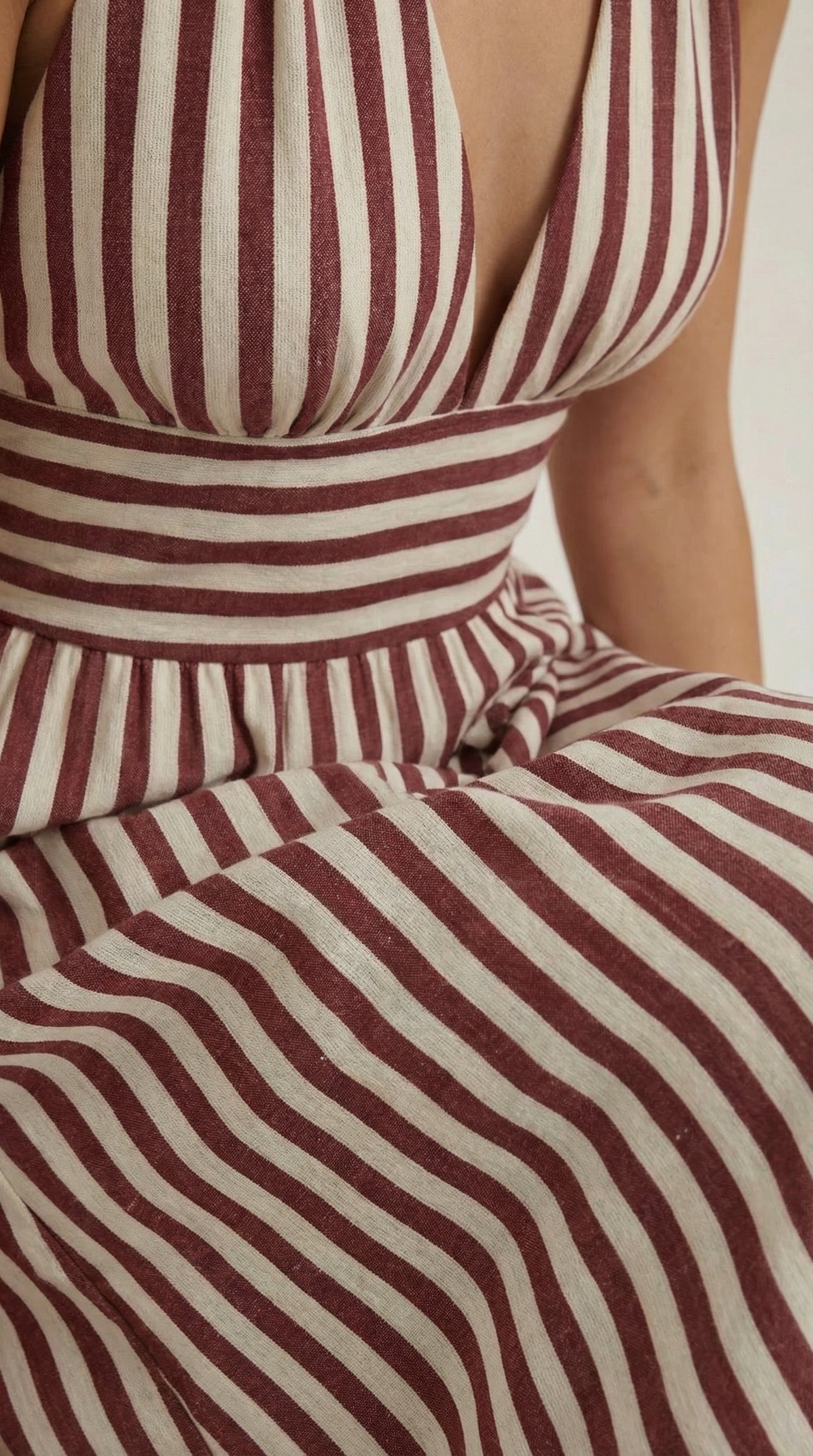 Vestido largo a rayas con cuello en V