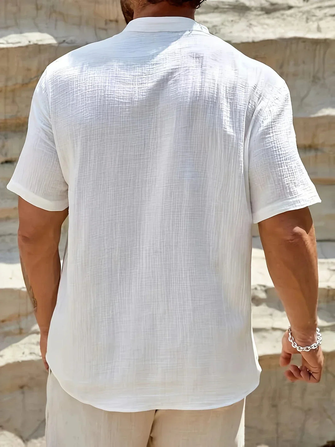 Cómoda camisa de verano con cuello levantado