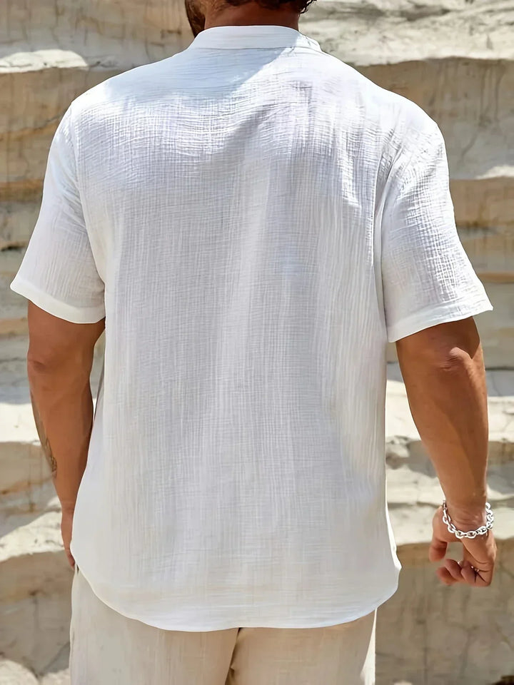 Cómoda camisa de verano con cuello levantado