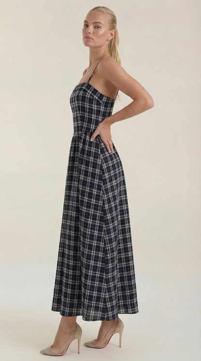 Vestido de verano a cuadros con cuello cuadrado y corte midi