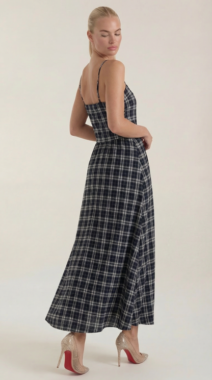 Vestido de verano a cuadros con cuello cuadrado y corte midi