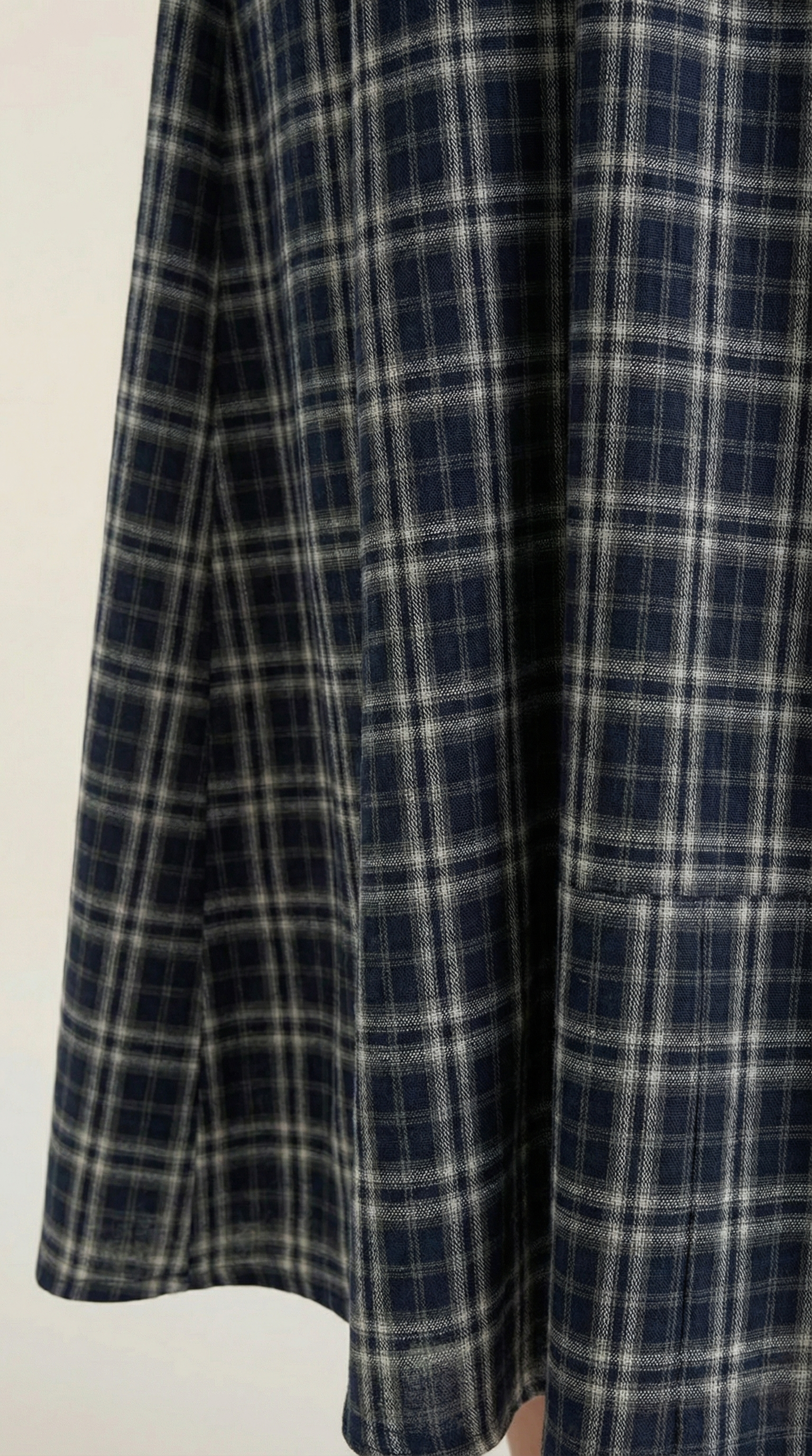 Vestido de verano a cuadros con cuello cuadrado y corte midi