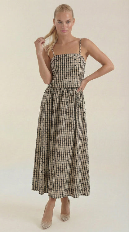 Vestido de verano a cuadros con cuello cuadrado y corte midi