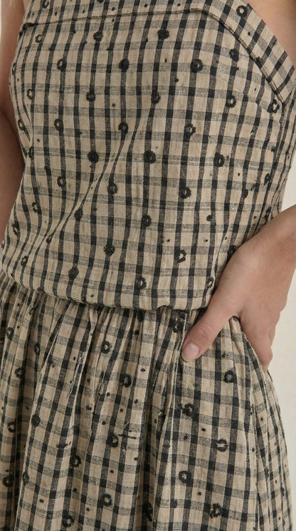 Vestido de verano a cuadros con cuello cuadrado y corte midi