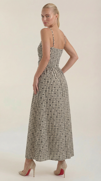 Vestido de verano a cuadros con cuello cuadrado y corte midi