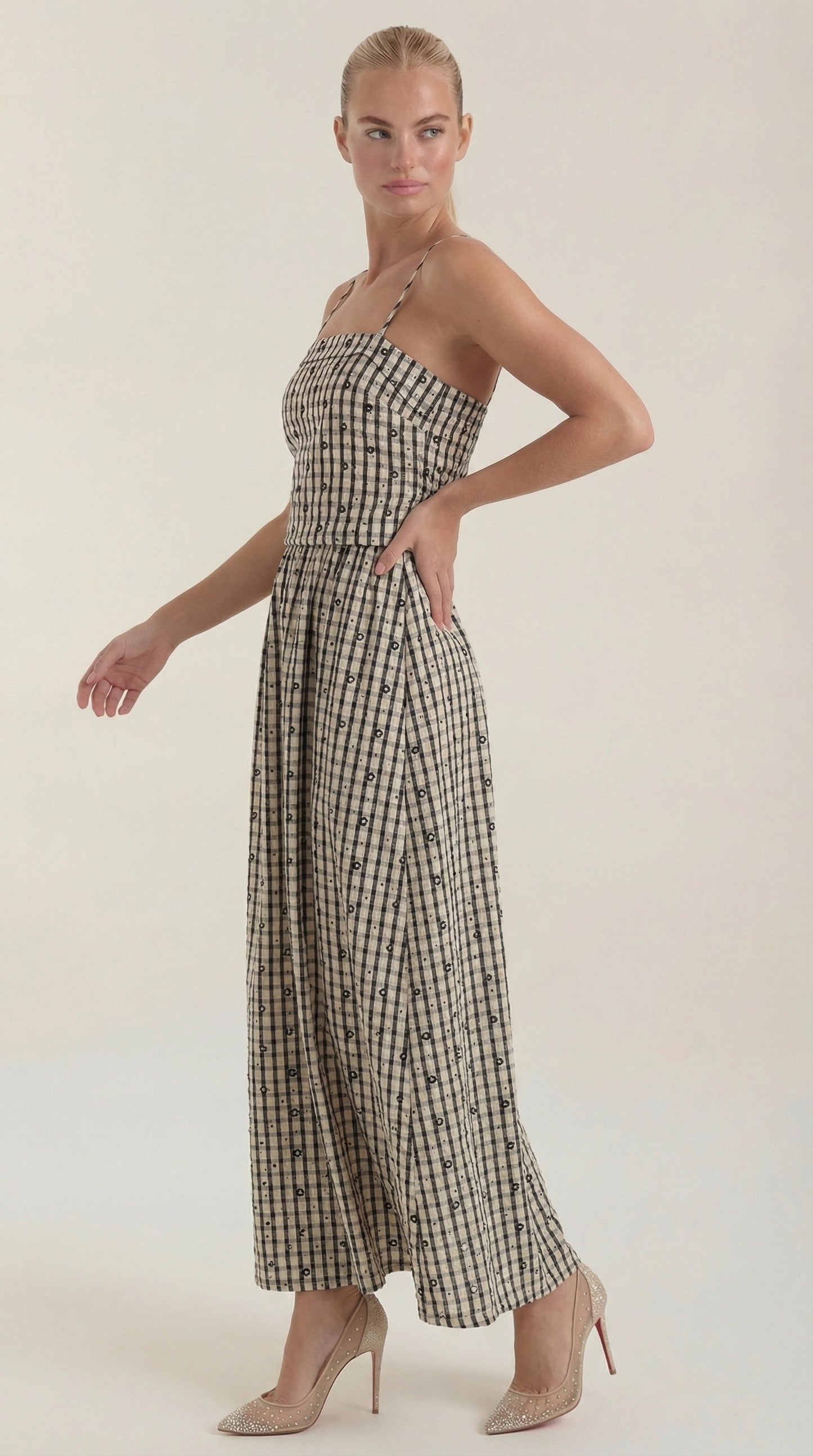 Vestido de verano a cuadros con cuello cuadrado y corte midi